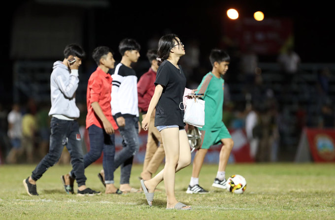 Bình Phước vỡ sân khi Công Phượng, Xuân Trường đến thi đấu